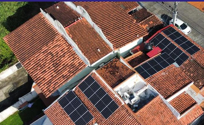 Residencia con 20 kW en paneles solares sobre techo de tejas — Betania, Panamá