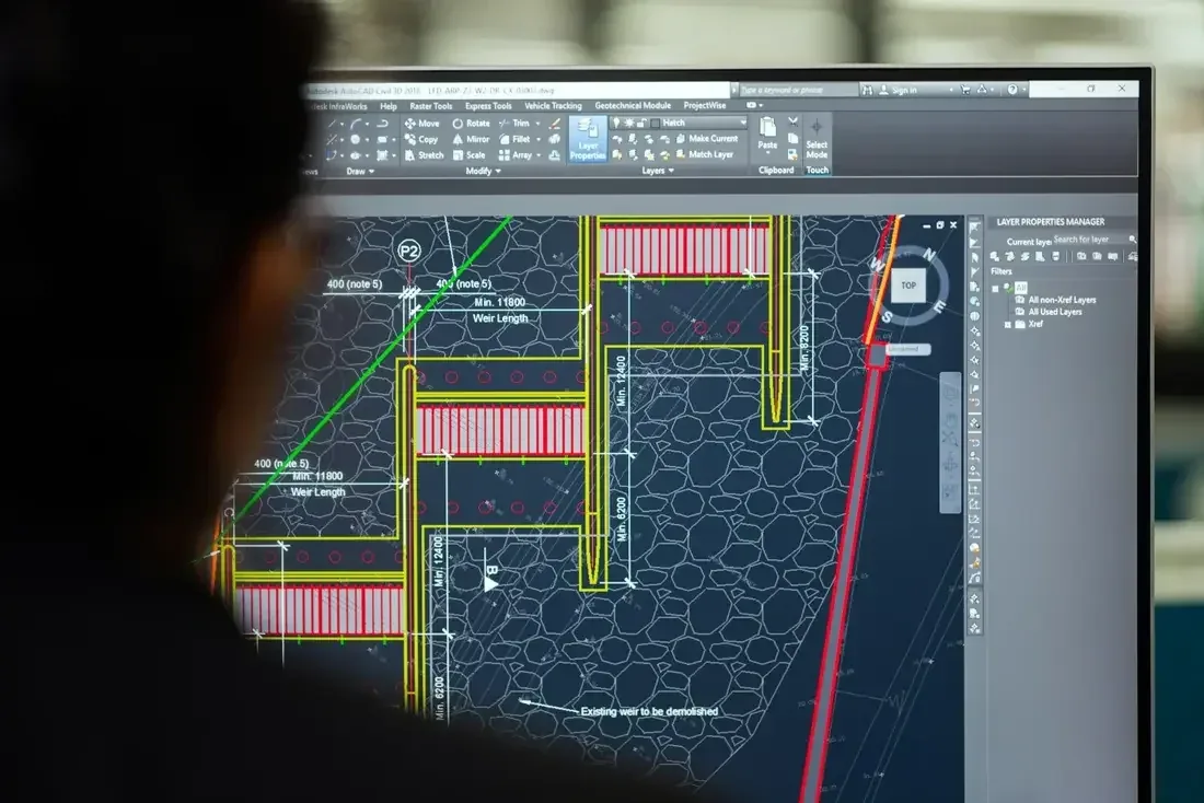 Ingeniero de Solar Zero modelando un plano en AutoCAD Civil 3D